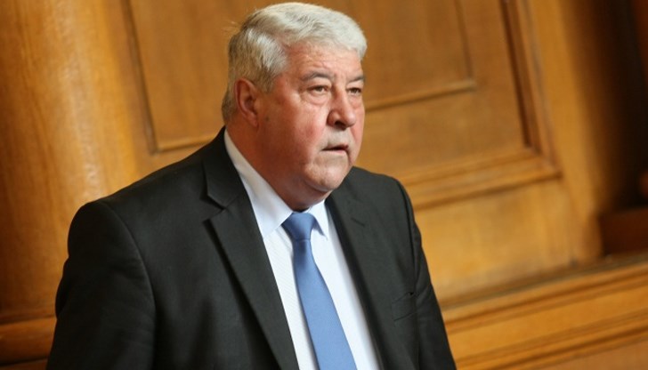 Гърневски е постъпил на лечение в болница, тъй като е с придружаващи симптоми – диабет и хипертония, а освен това е на възраст над 60 г.