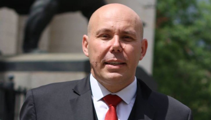 "Един възрастен човек с КОВИД го доведоха близките му, седя заедно с нас в коридора на спешното, малко по-късно почина. Пристигна линейка с КОВИД болен, обиколила 4 болници, няма къде да го приемат. Парамедикът се оплакваше, че линейките са станали като таксита между болниците"