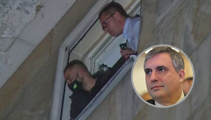 Да каже, че се е отбранявал от 5-ия етаж как са го целили с пиратки е толкова несериозно Да каже, че се е отбранявал от 5-ия етаж как са го целили с пиратки е толкова несериозно