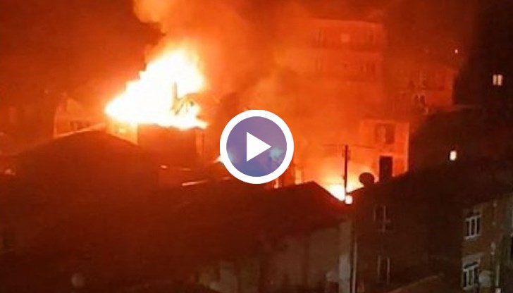 Пламъците са обхванали близо 5 къщи в махалата