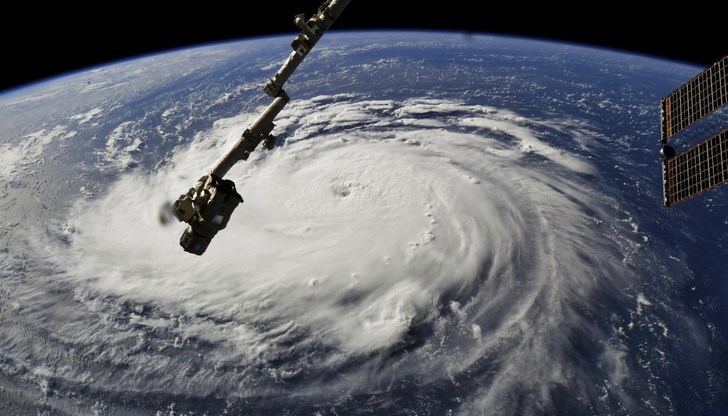Очаква се по-топлите океански води, в резултат на климатичните промени, да направят бурите по-силни и да ги накарат бързо да се усилват по-често и с по-големи темпове