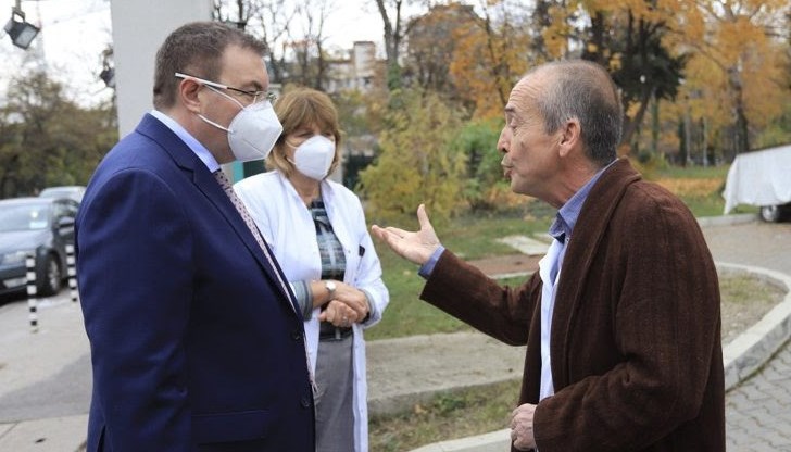 Лекарите се хванаха за гушите, а виновните - политиците и политиците лекари гледат отстрани Лекарите се хванаха за гушите, а виновните - политиците и политиците лекари гледат отстрани