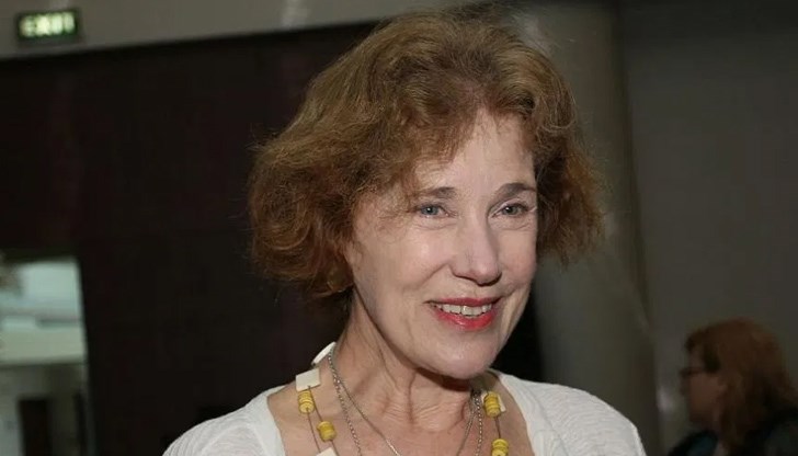 Елена Гунчева: "Онуй, карантинираното в зайчарника, с налудничав поглед, на два санта от предната камера и с пяна на уста ни убеждава, че ще ни спасява"