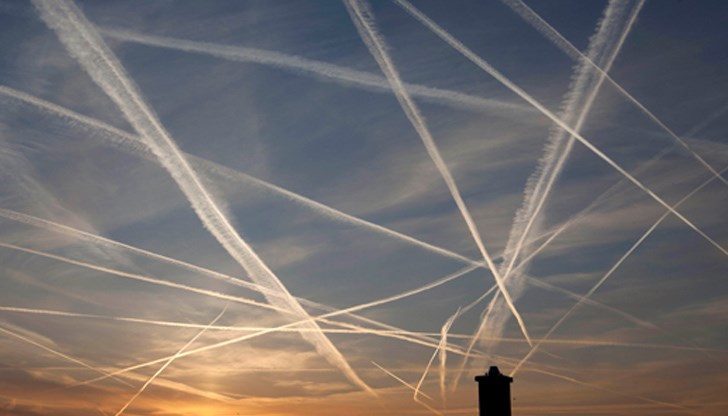 Мнозина вярват, че се работи за интензивно "запрашаване" на населението на тази планета от въздуха с биологични токсини от тайни организации, които са собственици на политически и дори военни институции Мнозина вярват, че се работи за интензивно "запрашаване" на населението на тази планета от въздуха с биологични токсини от тайни организации, които са собственици на политически и дори военни институции