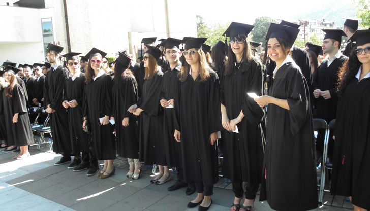 Въпреки, че имаме много висши учебни заведения, не е ясно колко от завършилите остават в България