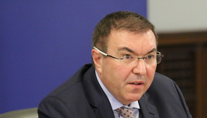 От 23.30 ч. на 27 ноември, петък, магазините за хранителни стоки организират работата си, като не допускат лица под 65-годишна възраст в съответните обекти в часовете между 8.30 ч. и 10.30 ч. За аптеките т.нар „зелени коридори“ отпадат