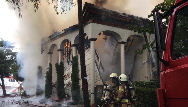 В гасенето на пожара участват голям брой бригади