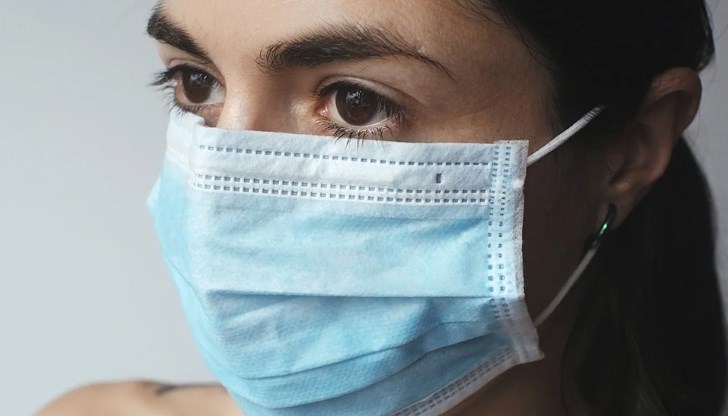 Експертите са съгласни, че маските са добра защита, тъй като създават силна бариера срещу разпространението на капчиците, отговорни за предаването на коронавируса