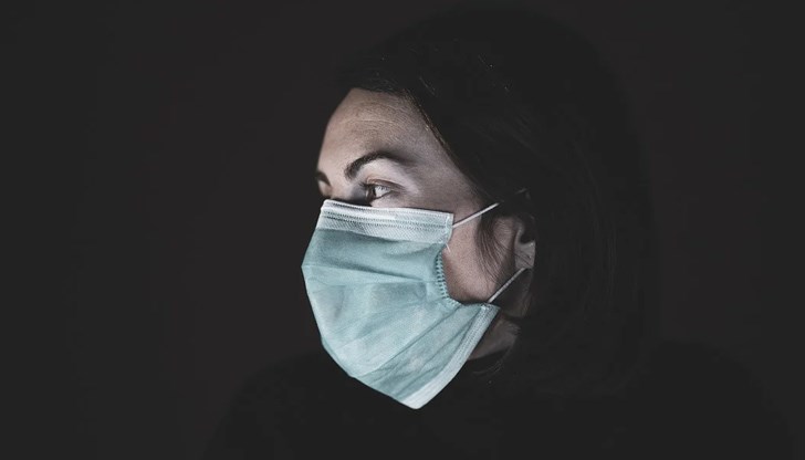 В своя защита учителката е заявила пред съда, че е уведомила директора на училището и учениците, че ще сваля често маската си заради възпаление на ушите В своя защита учителката е заявила пред съда, че е уведомила директора на училището и учениците, че ще сваля често маската си заради възпаление на ушите