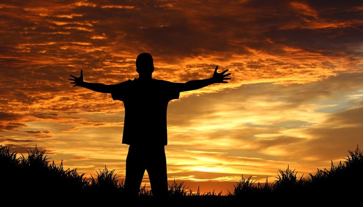 На момчето му предстои външно оценяване, но заради карантината вече близо месец той не може да ходи и на частни уроци