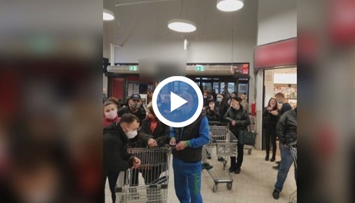 От днес в сила са ограниченията за „зелените коридори“ за хората над 65 години, което означава, че в часовете между 13:30 и 16:30 в магазините няма да се допускат да пазаруват клиентите под тази възраст