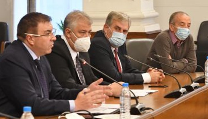 Междувременно стана ясно, че България очаква регистрацията на ваксините на европейско ниво. Страната е заявила интерес към три от шест ваксини Междувременно стана ясно, че България очаква регистрацията на ваксините на европейско ниво. Страната е заявила интерес към три от шест ваксини