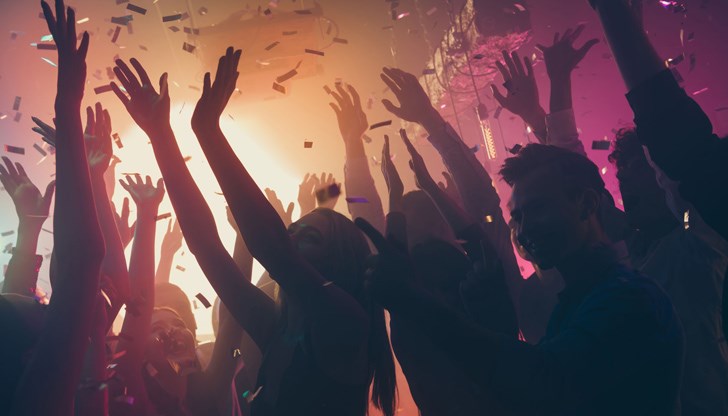 Секретните сбирки се правят в наети помещения. Организаторите са помислили за всичко: осигурен е диджей и алкохол