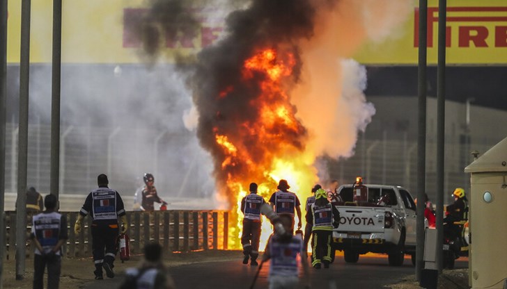 Само след два завоя Ромейн Грожан се завъртя и се блъсна в една от предпазните стени, а колата му се запали