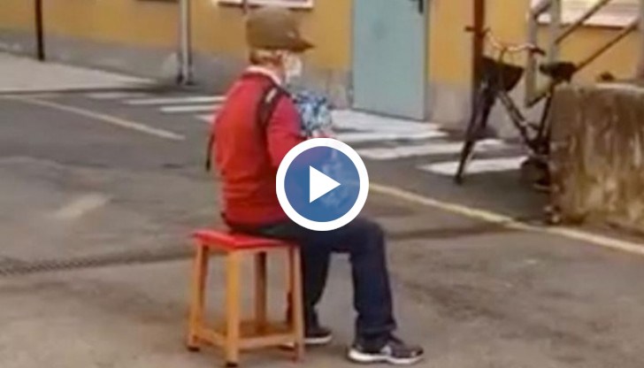 81-годишният Стефано Бозини свири фантастично пред болницата, просълзи пациенти и лекари