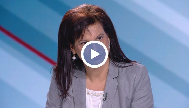 Тя посочи, че именно отсъстващата система е причината пациенти да се тълпят пред лекарските кабинети за рецепти, да бъдат консултирани по телефона и да няма електронни направления