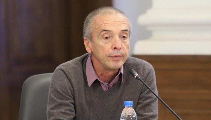 Мангъров:" Ако имаш симптоми, човекът е бил заразен три-четири дни преди да се проявят симптомите. Тестът излиза след още един ден. Преди да поставиш под карантина този човек, той се е движил след близките си хора. Около една седмица е бил заразен преди теста"