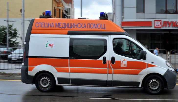 Раненият е настанен в болница без опасност за живота. Тестът за алкохол на шофьора е отрицателен