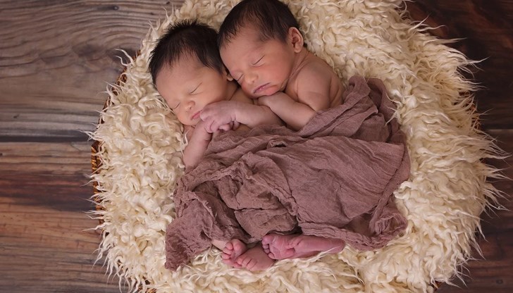 Близначките споделили, че преди две години първите им деца се родили с разлика от 10 седмици, затова те планирали втората си бременност така, че отново да родят децата горе-долу по едно и също време