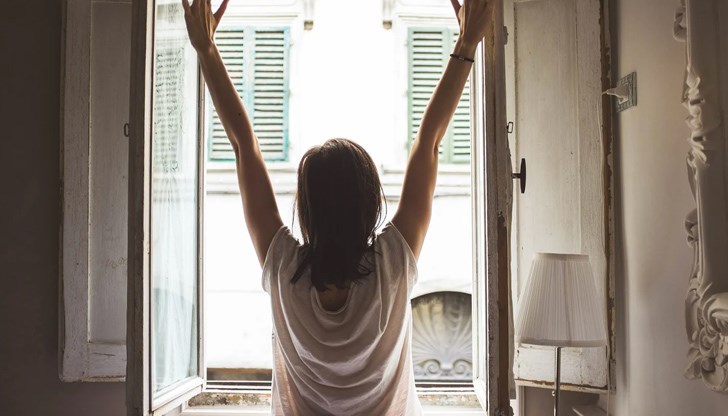 Не става въпрос толкова за дезинфекция на стаята, колкото за инсолация, защото колкото по-светла е стаята, толкова по-добре се чувства човек