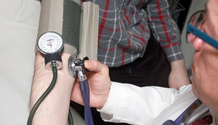 Личните лекари са изправени и пред друг проблем. Освен пациенти с коронавирус, те трябва да лекуват и хората с други заболявания, и то без да допускат те да се заразят Личните лекари са изправени и пред друг проблем. Освен пациенти с коронавирус, те трябва да лекуват и хората с други заболявания, и то без да допускат те да се заразят