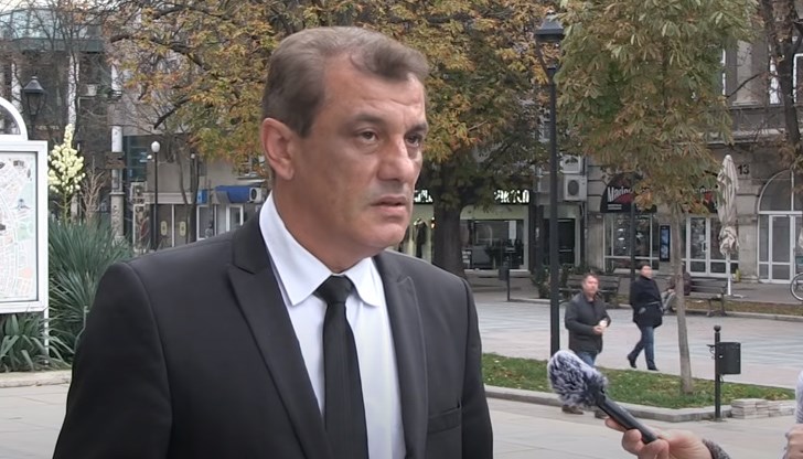 Свилен Иванов ще съобщи пред медиите дали гимназистите ще се върнат в училище