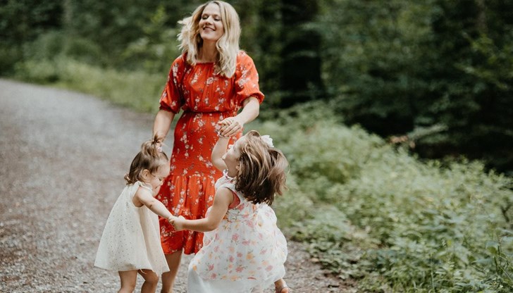 Освен че не са пипани от 3 години, парите за майчинство са само с 11 лв. над линията на бедност у нас, която от тази есен е 369 лв. Освен че не са пипани от 3 години, парите за майчинство са само с 11 лв. над линията на бедност у нас, която от тази есен е 369 лв.