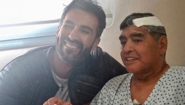 На фотоса Марадона е в компанията на личния си лекар д-р Леополдо Луке, който обяви, че пациентът е в добро състояние и започва възстановяването му от мозъчната операция