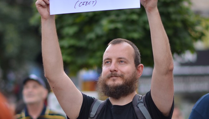 "Направо бих гласувал за него, още повече, че в нашата силно милитаризирана нация той отговаря и на най-важното условие за висока длъжност - да има генералски чин."