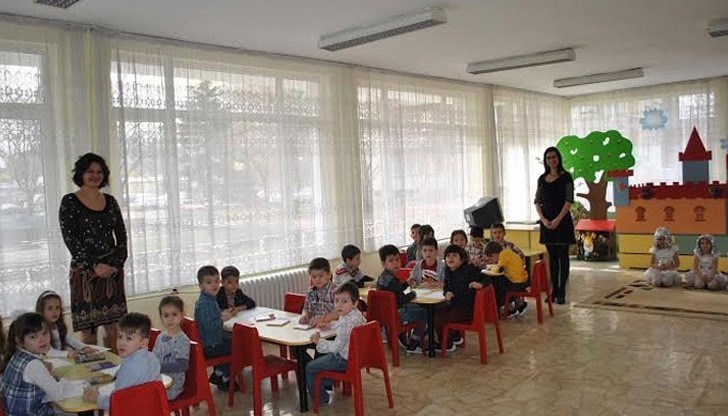 Заради пандемията от коронавирус децата на 5 и 6 години ще могат тази година да отсъстват от детска градина по желание на родителите си, като отсъствията им ще бъдат извинявани именно от тях. Това предвиждат промени в наредбата за предучилищното образование Заради пандемията от коронавирус децата на 5 и 6 години ще могат тази година да отсъстват от детска градина по желание на родителите си, като отсъствията им ще бъдат извинявани именно от тях. Това предвиждат промени в наредбата за предучилищното образование