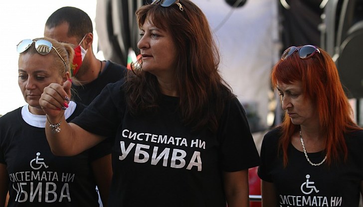 Причината - жената метнала листовки към стълбите на парламента с надпис: „Убийци!“ Причината - жената метнала листовки към стълбите на парламента с надпис: „Убийци!“