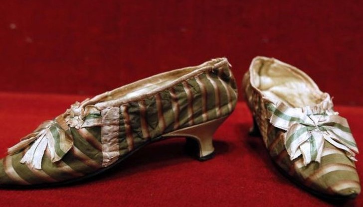 Обувките, оценявани на 8 000-10 000 евро, са едни от най-забележителните лотове на търга "Царствеността на Версай"