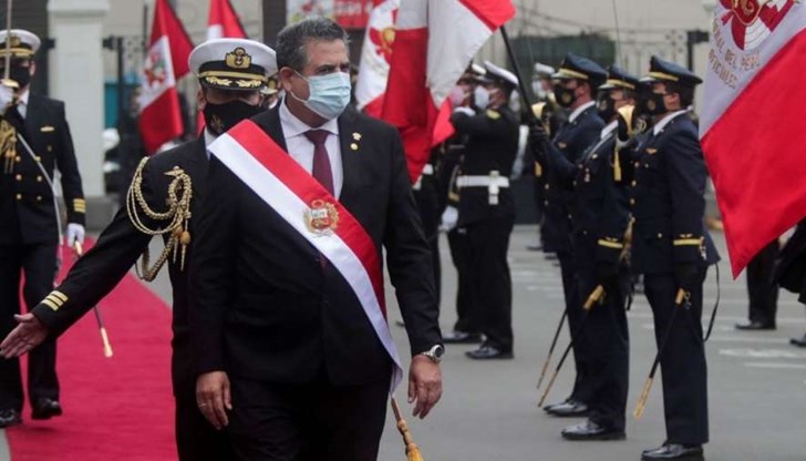 Конгресът на страната се събра днес на извънредно заседание, на което призова новоизбраният президент Мануел Мерино да се оттегли Конгресът на страната се събра днес на извънредно заседание, на което призова новоизбраният президент Мануел Мерино да се оттегли