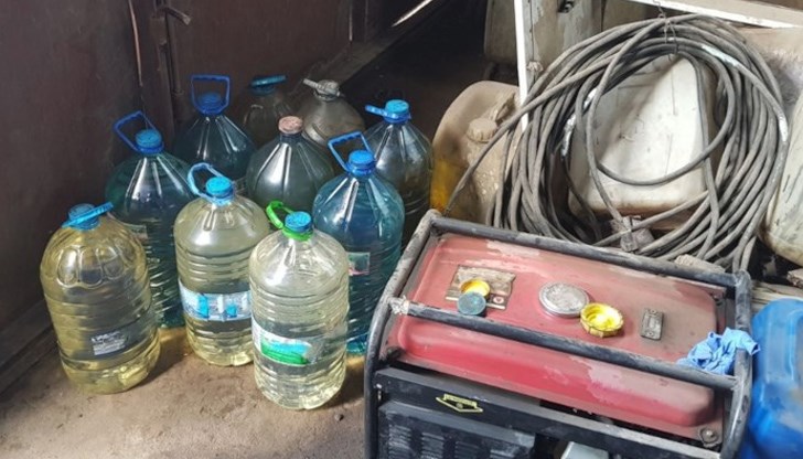 Мъжът обяснил, че не разполага с документи, тъй като купува от шофьори на товарни автомобили гориво, което впоследствие препродава на свои познати Мъжът обяснил, че не разполага с документи, тъй като купува от шофьори на товарни автомобили гориво, което впоследствие препродава на свои познати