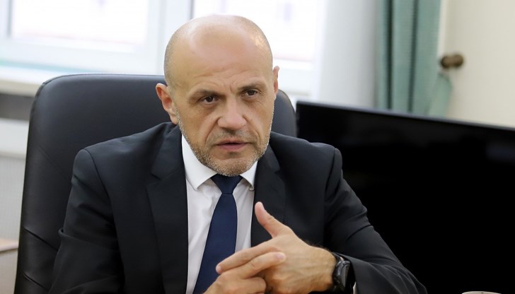 "Повече детайли ще имаме в понеделник. Нека всички предприемачи и собственици да знаят, че за периода, когато бизнесът им е затворен, те ще могат да разчитат на още помощ", добави Дончев