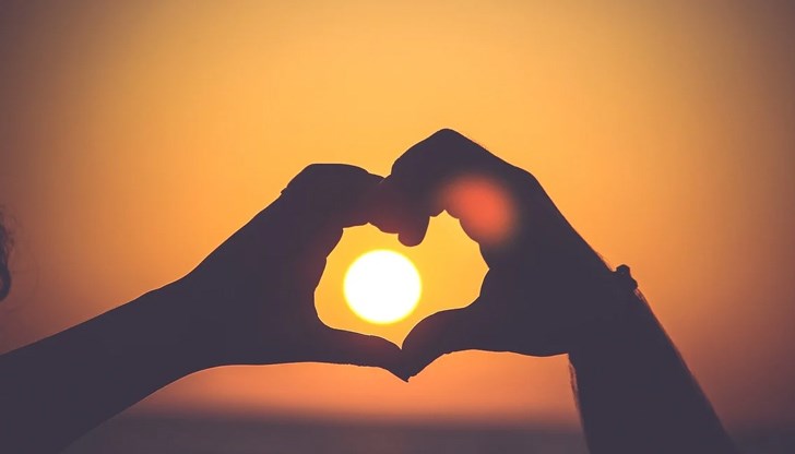 Каквото и да ви се случва днес, каквото и да ви е се е случило в миналото, тя отново един ден ще ви замае главата, ще ви напълни корема с пърхащи твари и ще ви накара да плачете и да се смеете като преродени Каквото и да ви се случва днес, каквото и да ви е се е случило в миналото, тя отново един ден ще ви замае главата, ще ви напълни корема с пърхащи твари и ще ви накара да плачете и да се смеете като преродени