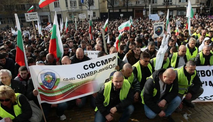 Шефовете във вътрешното ведомство си знаят урока. Затова са и на високите постове…