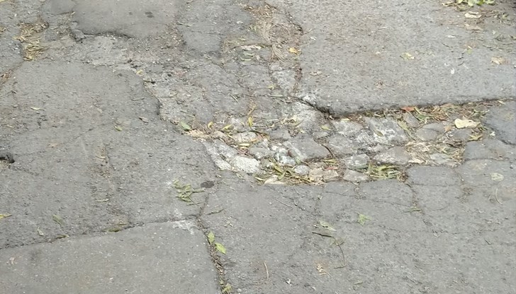 На места по второстепенните улички пътната настилка е почти като след бомбардировка