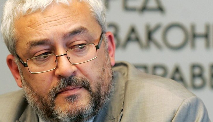 "От началото на пандемията около 200 000 000 /двеста милиона лева/ са потънали в джобовете на собствениците на лаборатории, но не за сметка на Здравната каса, а за сметка на най-бедните граждани на ЕС", пише адвокат Василев "От началото на пандемията около 200 000 000 /двеста милиона лева/ са потънали в джобовете на собствениците на лаборатории, но не за сметка на Здравната каса, а за сметка на най-бедните граждани на ЕС", пише адвокат Василев