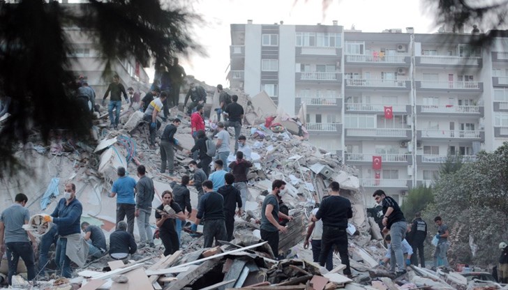 Турските власти са задържали вчера седем заподозрени, свързани със строителството на сгради, които се срутиха при земетресението в турския град Измир
