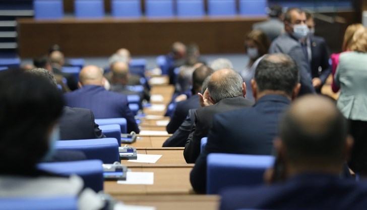 Личните карти, международните паспорти и документите на чужденците ще са валидни половин година след изтичане на валидността им