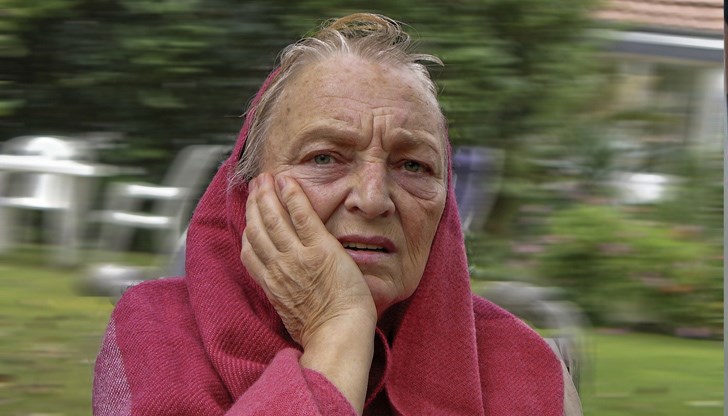 70-годишната Невяна Кюркчиева се опитала да привлече вниманието на медицинска сестра в Инфекциозната клиника във Варна, след като чакала за преглед близо 6 часа. Отговорът бил: „И аз припадам!“