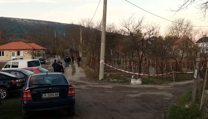 Според неофициална информация задържаният е близък на убитите Атанасови