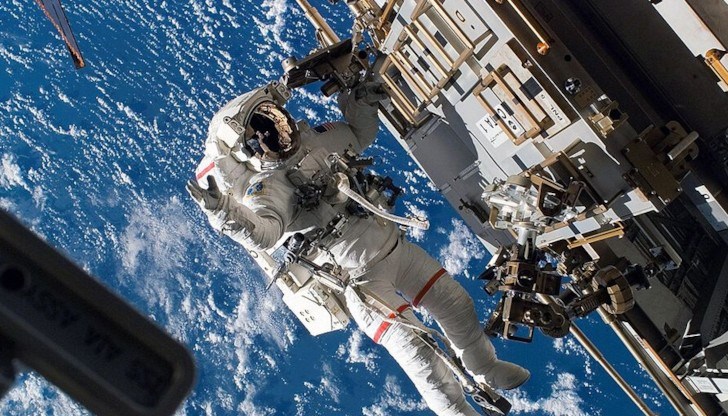 Двама руски астронавти Сергей Рижиков и Сергей Куд-Сверчков излязоха на космическа разходка на Международната космическа станция. Те прекараха шест часа в открития космос
