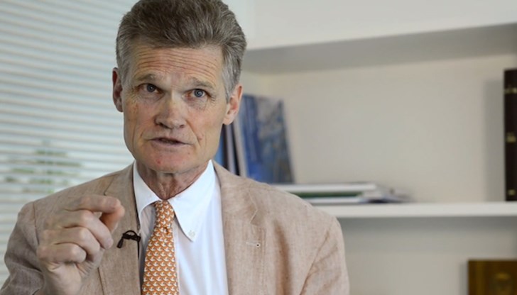 Според Сър Джон Бел ефикасните ваксини дават 70-80% възможност до Великден на 2021 г. да бъдат ваксинирани най-уязвимите от COVID-19 пациенти