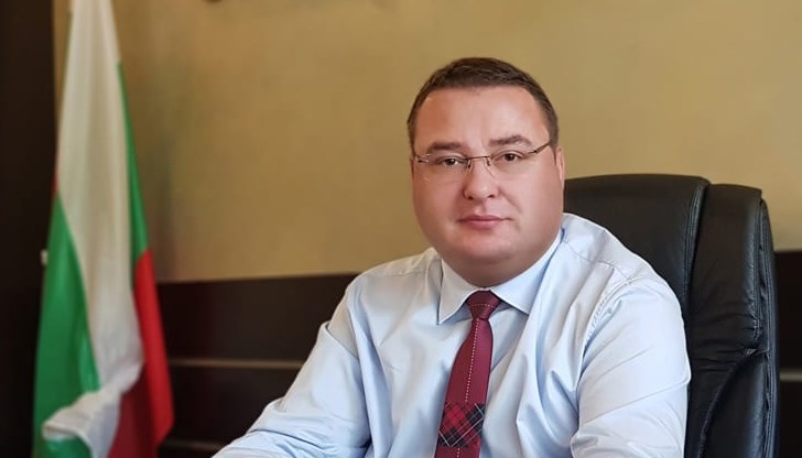 Генчев споделя, че е взел решението, за да даде личен пример на своите съграждани, след като от местната болница призоваха хората да окажат съдействие като доброволци, но никой от жителите на крайдунавския град не се отзова на апела Генчев споделя, че е взел решението, за да даде личен пример на своите съграждани, след като от местната болница призоваха хората да окажат съдействие като доброволци, но никой от жителите на крайдунавския град не се отзова на апела