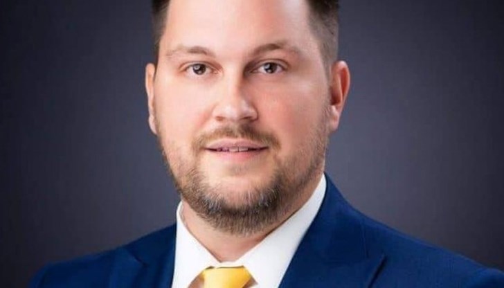 Той е бивш член на младежката организация на ГЕРБ в Русе. Има завършена степен бакалавър по „Европеистика“, магистърска по „Маркетинг“ и по „Право“ в Русенски университет „Ангел Кънчев Той е бивш член на младежката организация на ГЕРБ в Русе. Има завършена степен бакалавър по „Европеистика“, магистърска по „Маркетинг“ и по „Право“ в Русенски университет „Ангел Кънчев