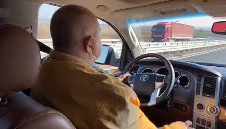 Асфалт, трактори, дори една крава стана обект на ПР-ските дневни полюции на „Севда ТВ“ Асфалт, трактори, дори една крава стана обект на ПР-ските дневни полюции на „Севда ТВ“