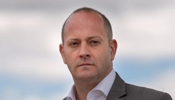 Централизацията на цялата власт в един (трагично некомпетентен) човек и в един икономически кръг създава и манталитетен проблем Централизацията на цялата власт в един (трагично некомпетентен) човек и в един икономически кръг създава и манталитетен проблем