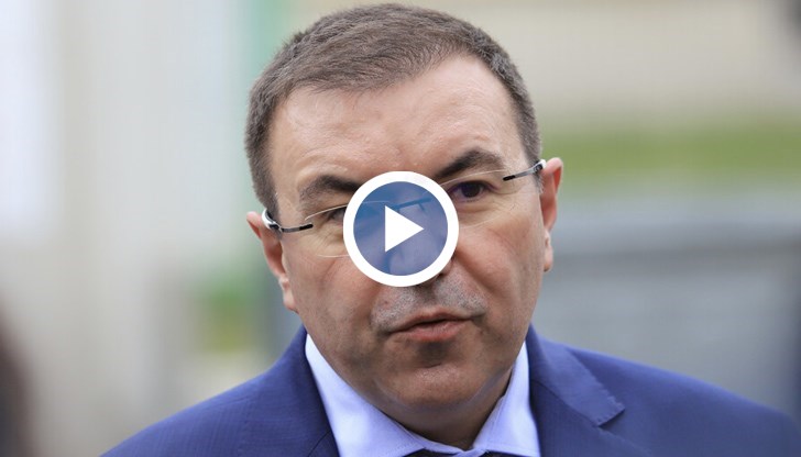 Здравният министър отново призова хората да не прилагат самолечение и да не се презапасяват с медикаменти
